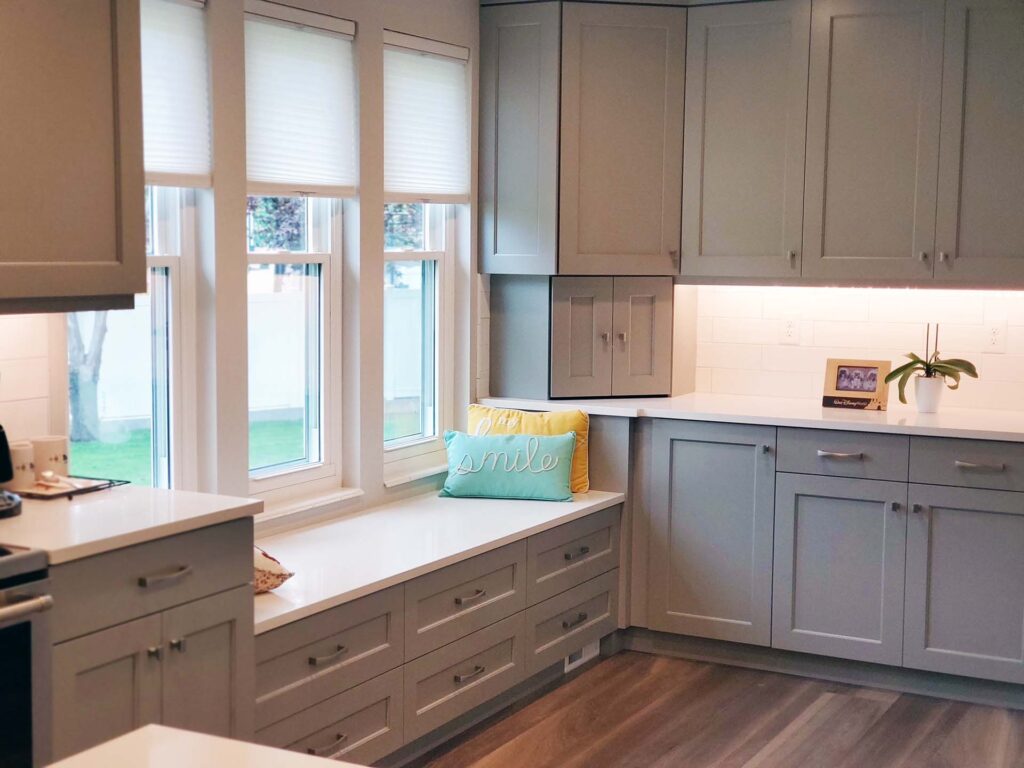 Kitchen-livingroom simple modern cabinets